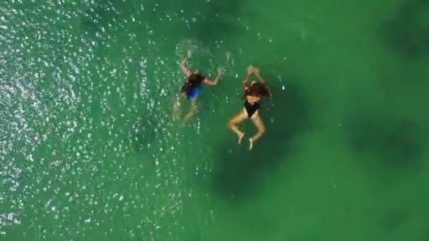 Imágenes Aéreas Dos Chicas Nadando Océano Isla Tropical — Vídeo de stock