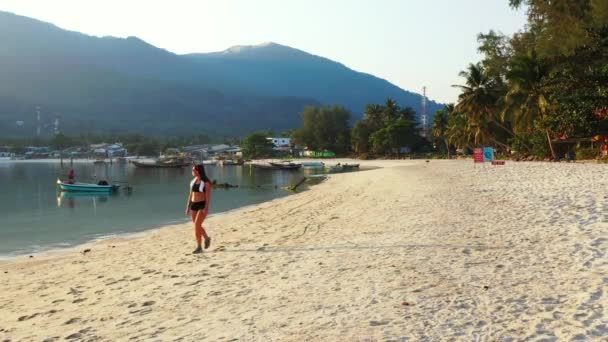 Donna Cuffia Camminare Sulla Spiaggia Agghiacciante Concetto Viaggio Estivo — Video Stock