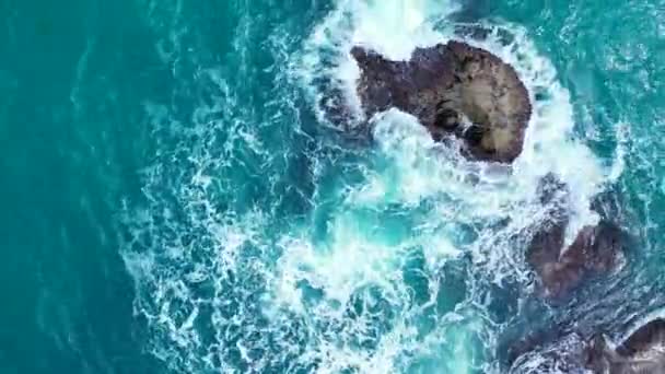 Бірюзові Хвилі Розбиваються Скелі Літо Відпочиває Балі Індонезія — стокове відео