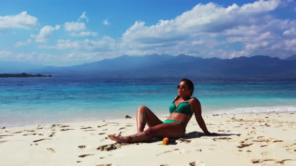 Bella Giovane Donna Prendere Sole Sulla Spiaggia Tropicale — Video Stock