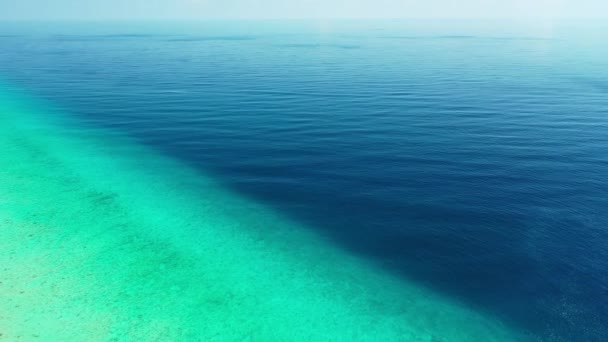 空中宁静的绿色和蓝色的海水 美国夏威夷的风景 — 图库视频影像