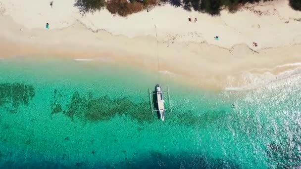 Vista Superior Costa Com Pessoas Relaxantes Barco Paisagem Verão Maldivas — Vídeo de Stock