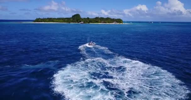 水上スクーターは青い海に泡立つ歩道を残します インドネシアのバリの熱帯の楽園 — ストック動画