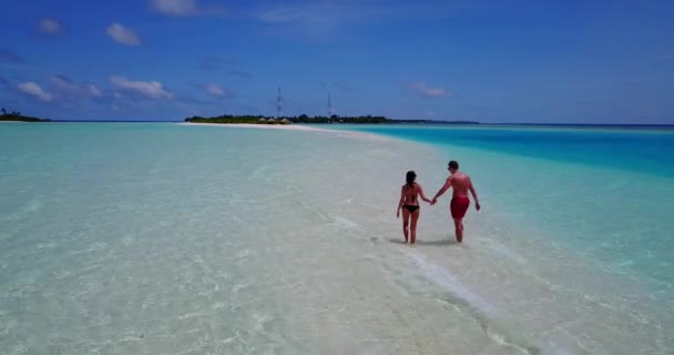 Giovane Coppia Felice Rilassarsi Sulla Spiaggia Tropicale Giamaica Viaggio Vacanza — Video Stock