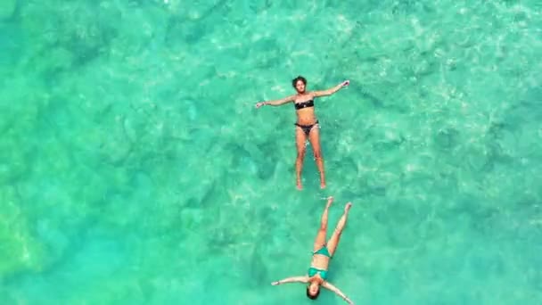 两个女孩在海里游泳的空中录像 — 图库视频影像