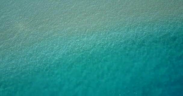 Beyaz Kumlu Sahilde Turkuaz Dalgaların Üst Görüntüsü Maldivler Yaz Tatili — Stok video
