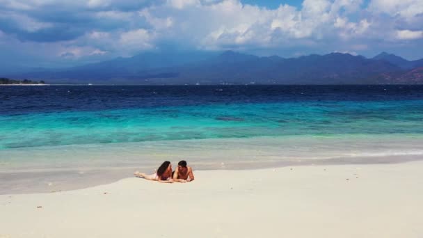 Pareja Descansando Playa Arena Disfrutando Sus Vacaciones Isla Tropical Concepto — Vídeo de stock