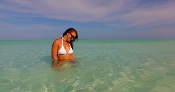 Junge Frau Weißen Bikini Der Küste Der Malediven — Stockvideo