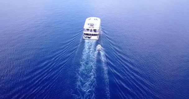 Boote Die Sich Meer Bewegen Hinterlassen Spuren Sommerliche Entspannung Auf — Stockvideo