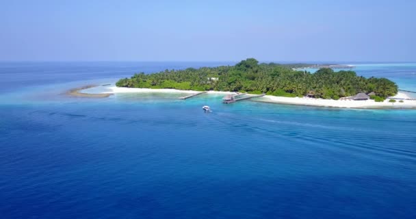 Magnífica Vista Impresionante Isla Verde Con Bungalows Viajando Indonesia Vacaciones — Vídeos de Stock