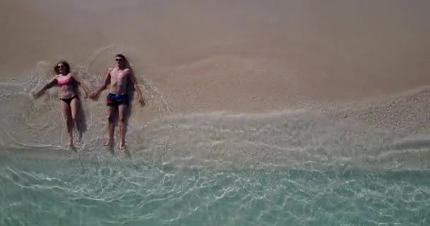 Krásná Pláž Průzračnou Modrou Vodou Zlatým Pískem Pár Relaxace Užívat — Stock video