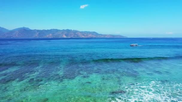 Tagsüber Pulsierendes Meer Mit Beweglichen Booten Und Bergen Hintergrund Tropenreise — Stockvideo