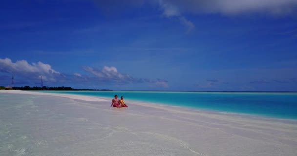 Piękna Para Korzystających Miesiąc Miodowy Wakacje Egzotycznej Plaży Tropikalnej Wyspie — Wideo stockowe