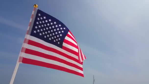 飘扬的美国国旗在天空的背景下飘扬 印度尼西亚巴厘的Idyllic性质 — 图库视频影像