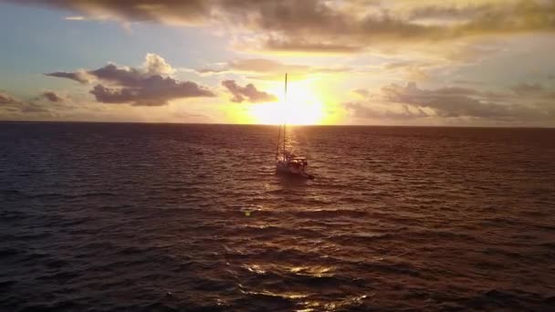 Видео Красивого Заката Море Вид Яхты Качающейся Волнах — стоковое видео