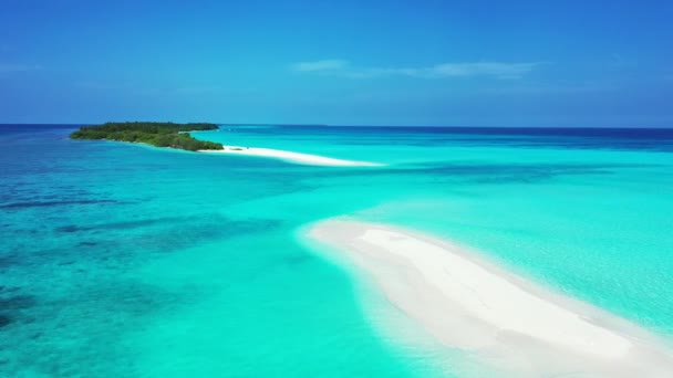 Яскраве Море Дрібним Зеленим Островом Екзотичне Природне Тло Карибського Моря — стокове відео