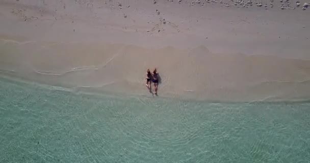 Casal Romântico Praia Tropical — Vídeo de Stock