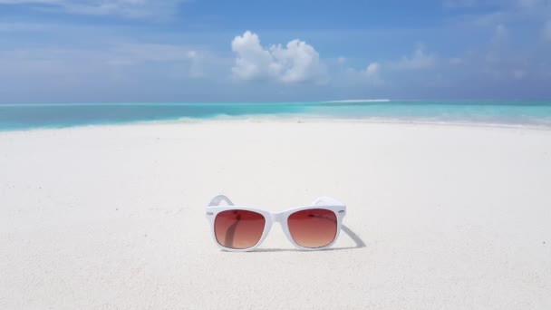 海滩上的时髦太阳镜 巴哈马田园诗场景 加勒比 — 图库视频影像