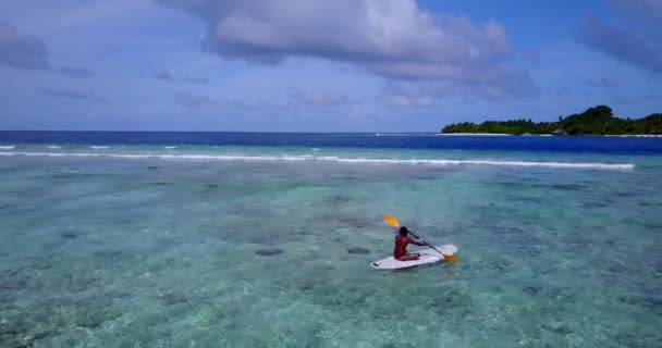 Pessoa Remando Tábua Plana Perto Ilha Férias Verão Bali Indonésia — Vídeo de Stock