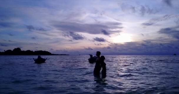 Joven Hombre Mujer Pie Agua Mar Atardecer Hermosa Pareja Descansando — Vídeo de stock