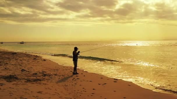 Άποψη Του Ψαρά Στην Ακτή Χρυσό Ηλιοβασίλεμα Στις Μαλδίβες — Αρχείο Βίντεο