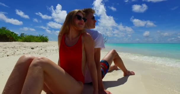 Pasangan Romantis Bahagia Pantai Tropis — Stok Video