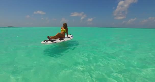 Vídeo Menina Atlética Tomando Banho Sol Prancha Surf Balançando Sobre — Vídeo de Stock