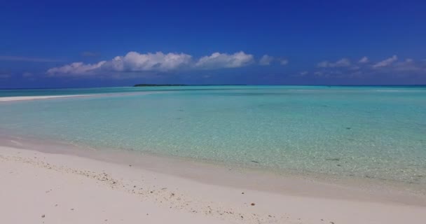 クリスタルターコイズブルーの海と島の海岸 バリ島の海の景色 — ストック動画