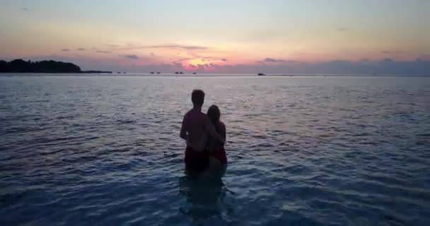 Dulce Pareja Relajándose Playa Atardecer República Dominicana — Vídeo de stock