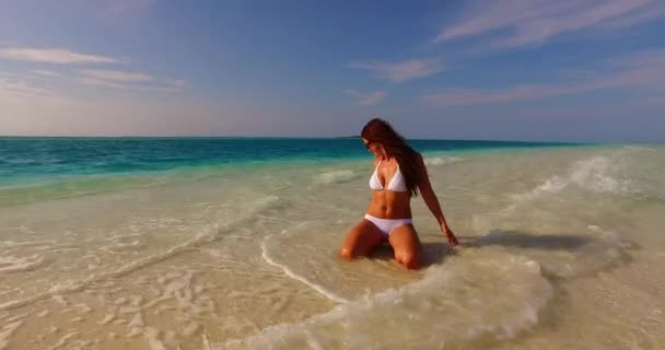Çekici Genç Bir Kadın Okyanus Suyu Beyaz Kumsalda Maldivler Tadını — Stok video