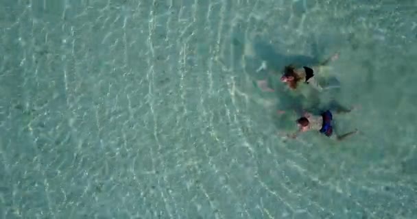 女友和男朋友在水晶海洋中游泳的头像 夏季旅游概念视频天线 — 图库视频影像