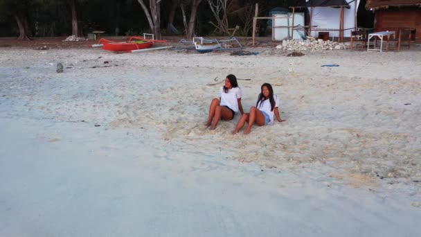 Dwie Dziewczyny Siedzące Piaszczystej Plaży — Wideo stockowe