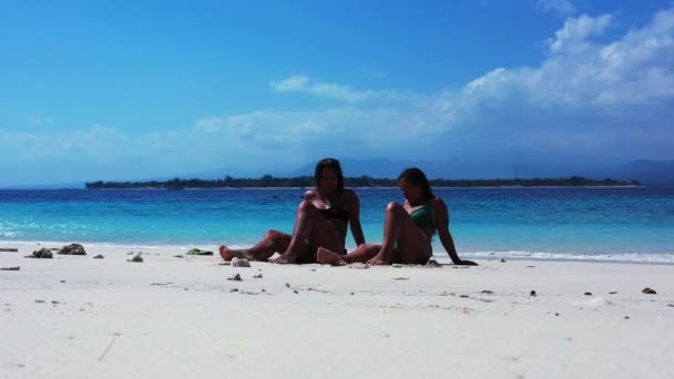 Dos Chicas Pasando Buen Rato Tomando Sol Playa Arena — Vídeo de stock