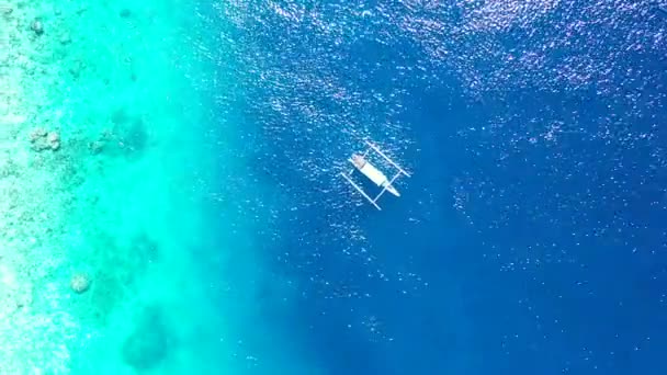 Zamknij Widok Biały Jacht Błękitnym Morzu Widok Morze Malownicze Bali — Wideo stockowe