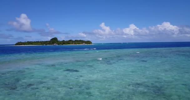 Melihat Pemandangan Laut Dengan Latar Belakang Pulau Liburan Musim Panas — Stok Video