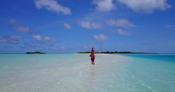 Молодий Чоловік Тримає Свою Дівчину Плечах Морській Воді Красива Пара — стокове відео