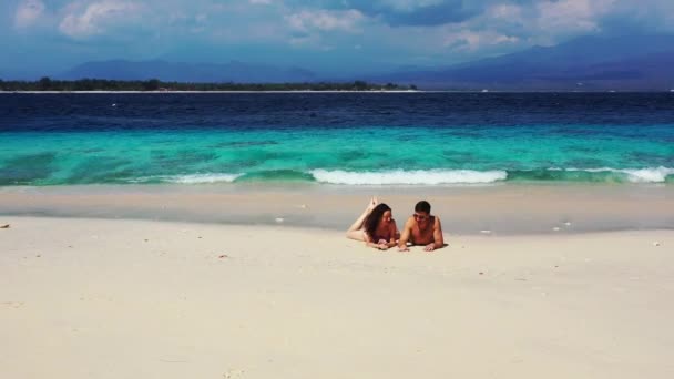Ζευγάρι Ξεκουράζονται Αμμώδη Παραλία Και Απολαμβάνουν Τις Διακοπές Τους Τροπικό — Αρχείο Βίντεο