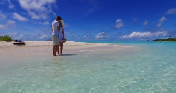 Pasangan Romantis Pantai Tropis — Stok Video