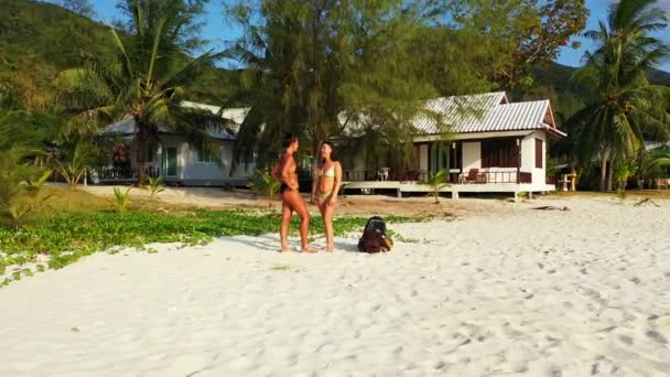 Twee Jonge Vriendinnen Die Aan Zandige Zeekust Staan Zonnebaden Praten — Stockvideo