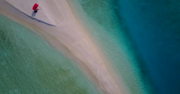 Egzotyczna Samotna Wyspa Białym Piaskiem Jasnym Turkusowym Morzem Malediwach — Wideo stockowe
