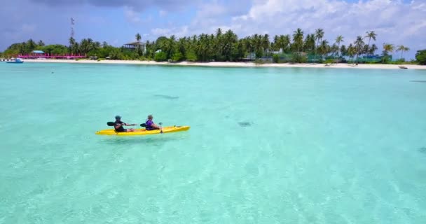 Pareja Viaje Verano Kayak Aguas Cristalinas Maldivas — Vídeos de Stock