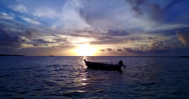 船在落日的海浪中颠簸着 亚洲的热带性质 — 图库视频影像