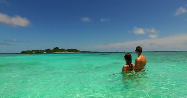 Διακοπές Ρομαντικοί Εραστές Νεαρό Ευτυχισμένο Ζευγάρι Παραλία Λευκή Άμμο Χαλαρώνοντας — Αρχείο Βίντεο