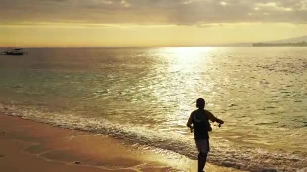 Νεαρός Ψαράς Καλάμι Στέκεται Στην Παραλία Του Ωκεανού Στο Πορτοκαλί — Αρχείο Βίντεο