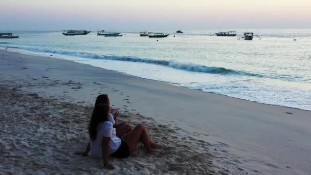 Duas Meninas Sentadas Praia Arenosa — Vídeo de Stock