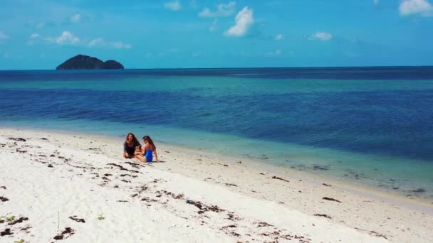 Utsikt Över Två Flickor Som Har Trevligt Sandstranden Sitter Och — Stockvideo