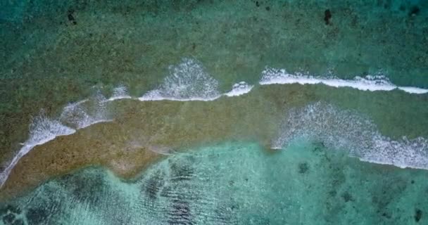 Vídeo Vista Superior Sobre Superfície Das Ondas Mar Azul Turquesa — Vídeo de Stock