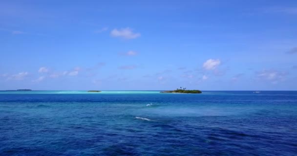 Ondeggiante Sfondo Blu Mare Paesaggio Estivo Delle Maldive — Video Stock