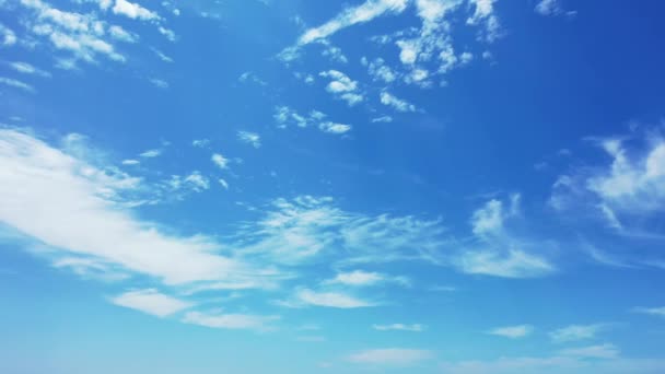 Blick Den Sanft Blauen Himmel Mit Weißen Wolken Exotische Natur — Stockvideo