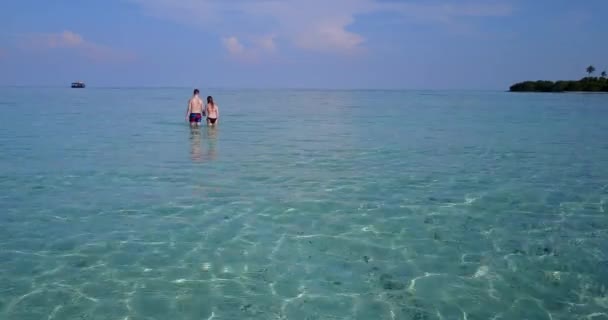 Unga Par Koppla Blå Havet Vit Sandstrand Island Karibiska Havet — Stockvideo